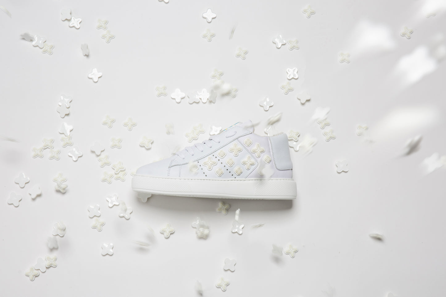 Sneaker Starry Low White con stelle 3D bianche – design artigianale SneakerLunapark